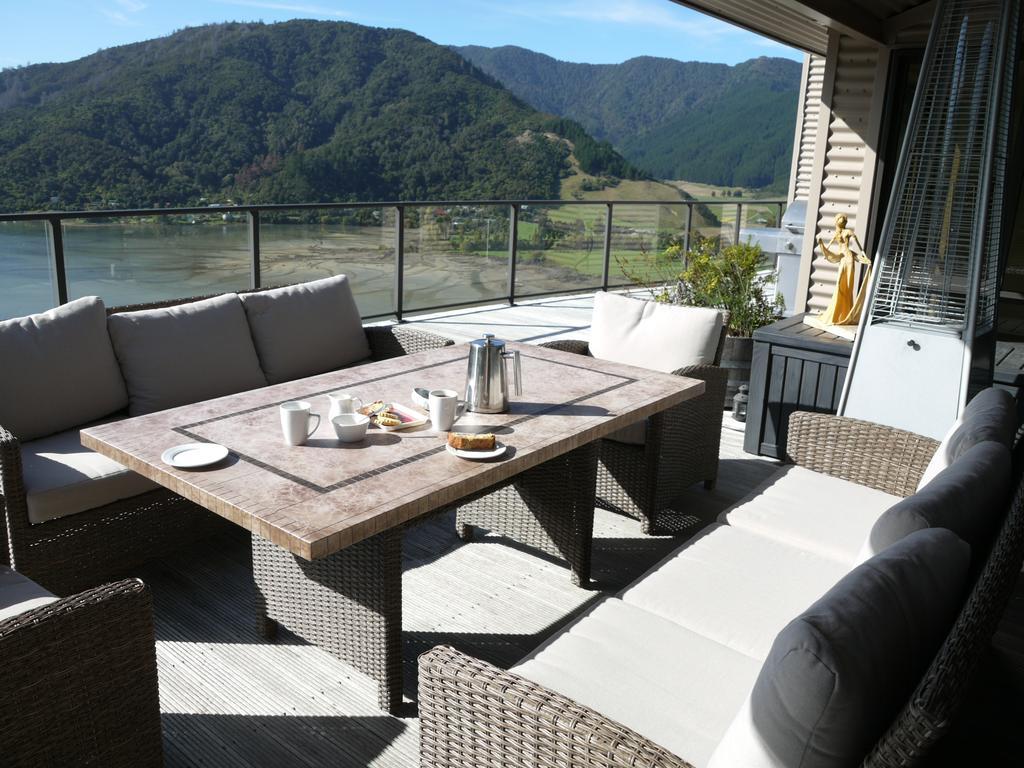 Okiwa Bay Lodge Picton Esterno foto