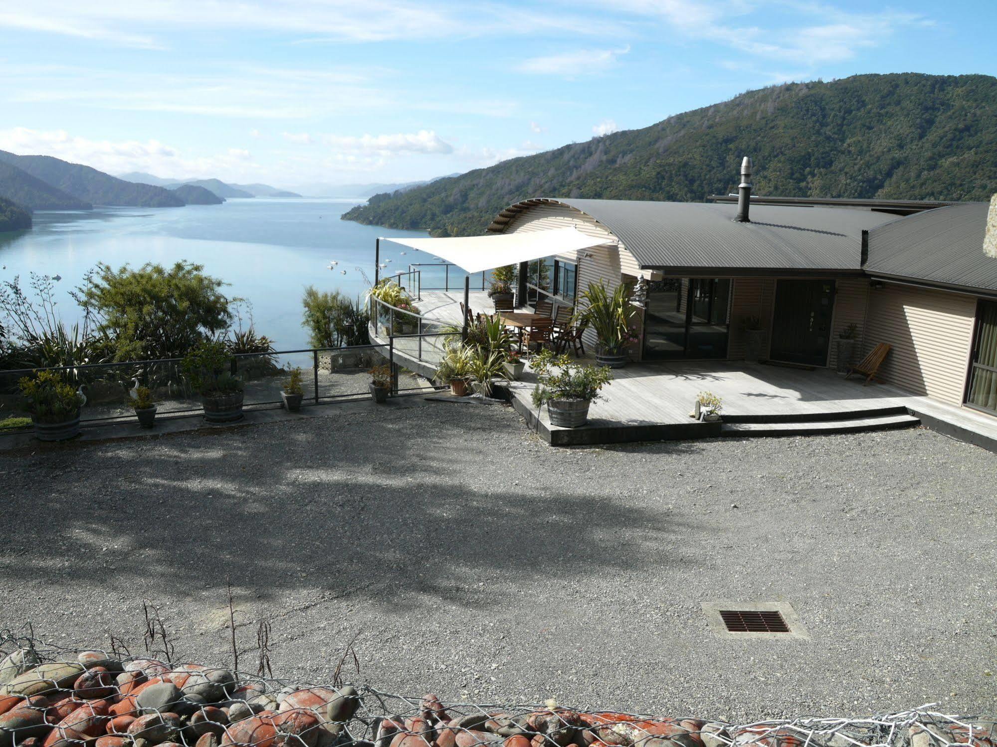 Okiwa Bay Lodge Picton Esterno foto