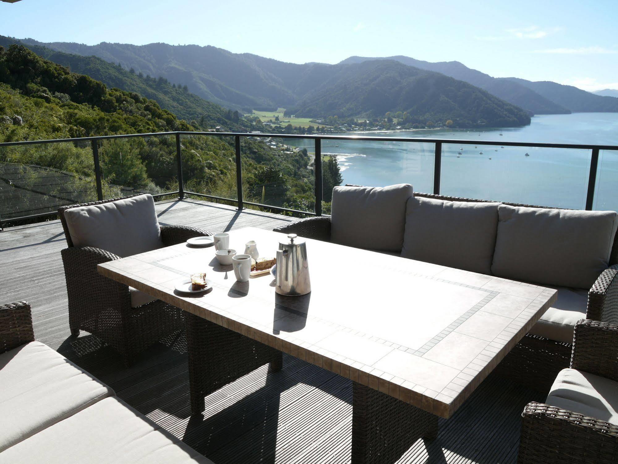 Okiwa Bay Lodge Picton Esterno foto
