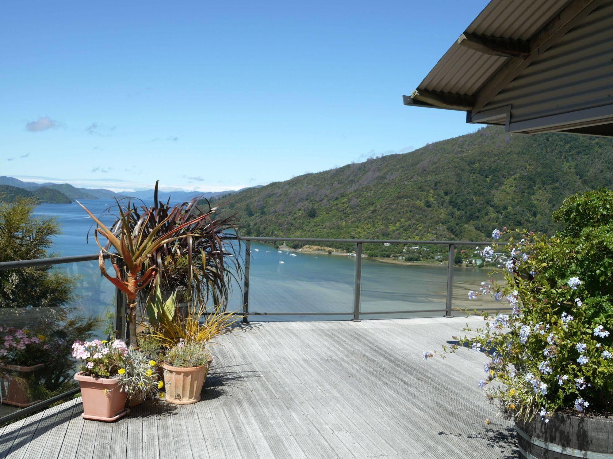 Okiwa Bay Lodge Picton Esterno foto