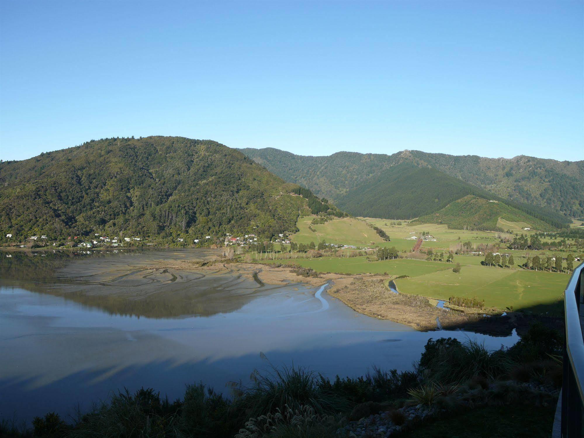 Okiwa Bay Lodge Picton Esterno foto