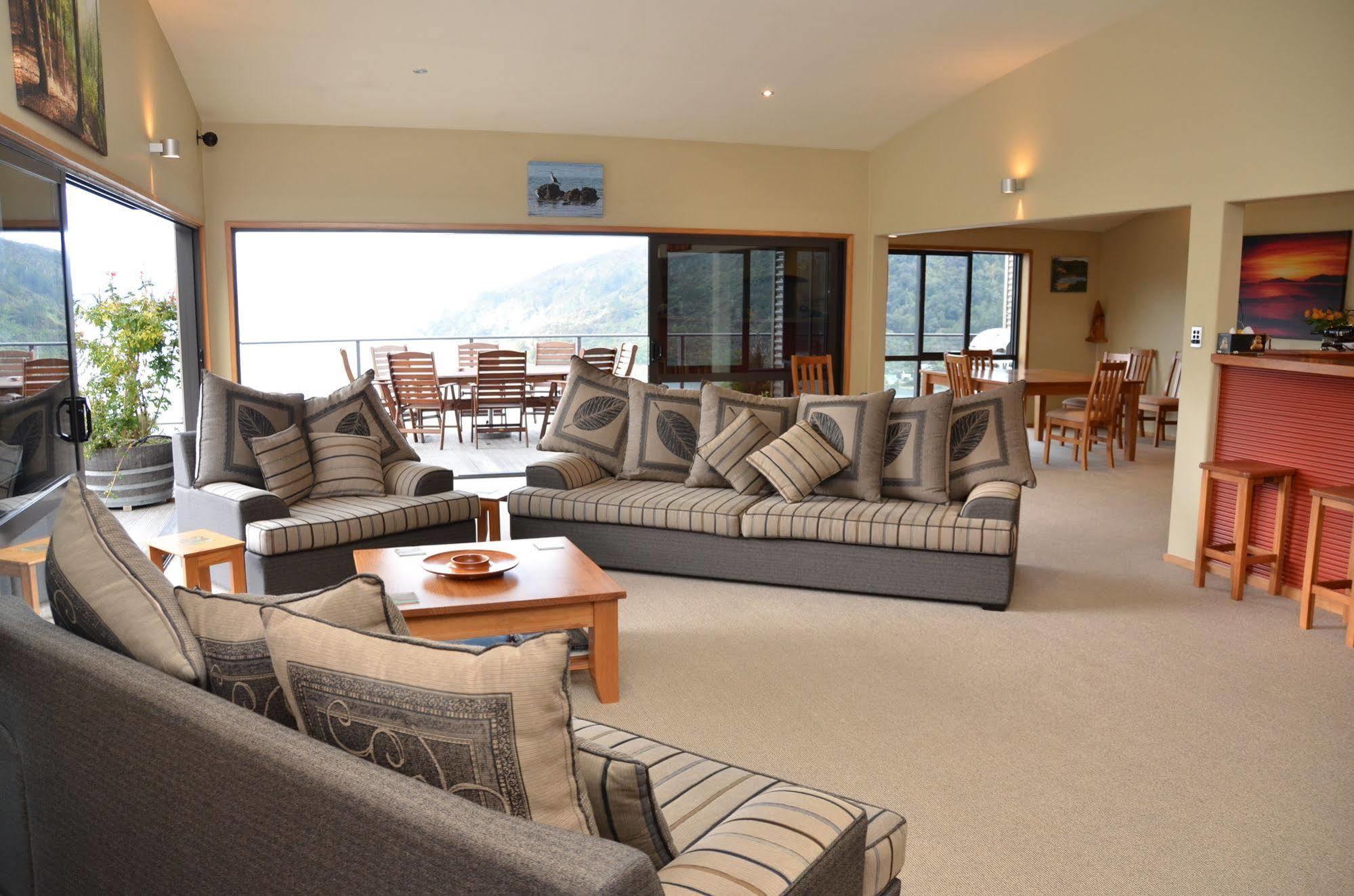 Okiwa Bay Lodge Picton Esterno foto